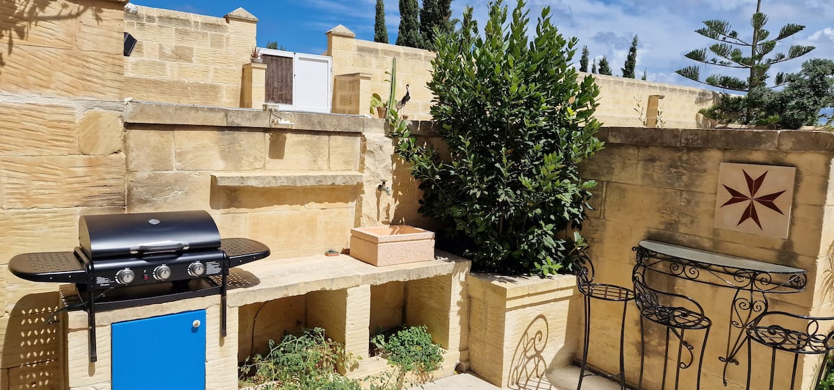 Outdoor cooking and dining at Molendini Farmhouse