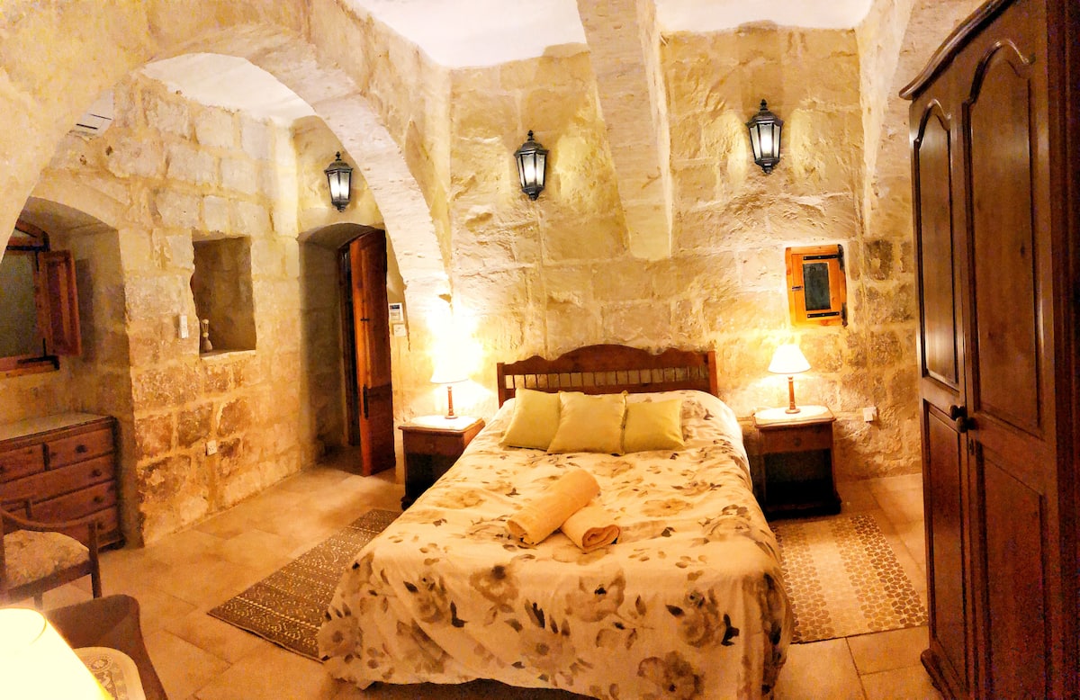 Garbo O’ Ponente bedroom at Molendini Farmhouse